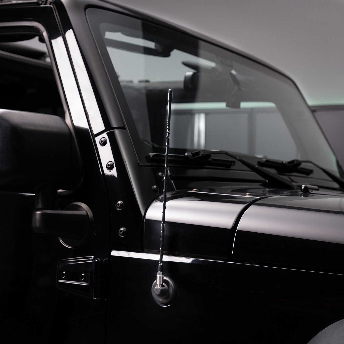 Bantam Overland Stubby Antenna (powered by Firestik®) | '07 - '18 Wrangler JK
